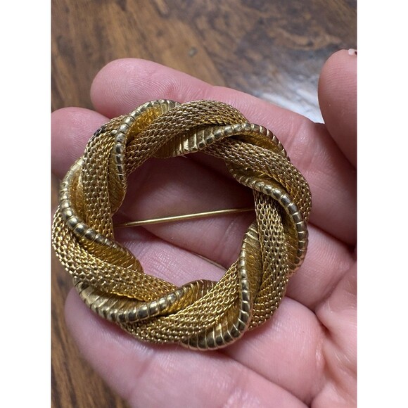 Unique Vintage Gold Tone Twisted Mesh & Metal Circle Pin / Brooch - Picture 8 of 8